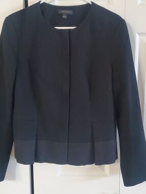 ANN TAYLOR BLAZER. SZ 14. BLACK TEXTURE. ZIP UP LONG SLEEVES. PEPLUM.